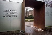 [Translate to Englisch:] Eingang Sinti und Roma Denkmal mit Kerzen, Foto: Marko Priske, © Stiftung Denkmal