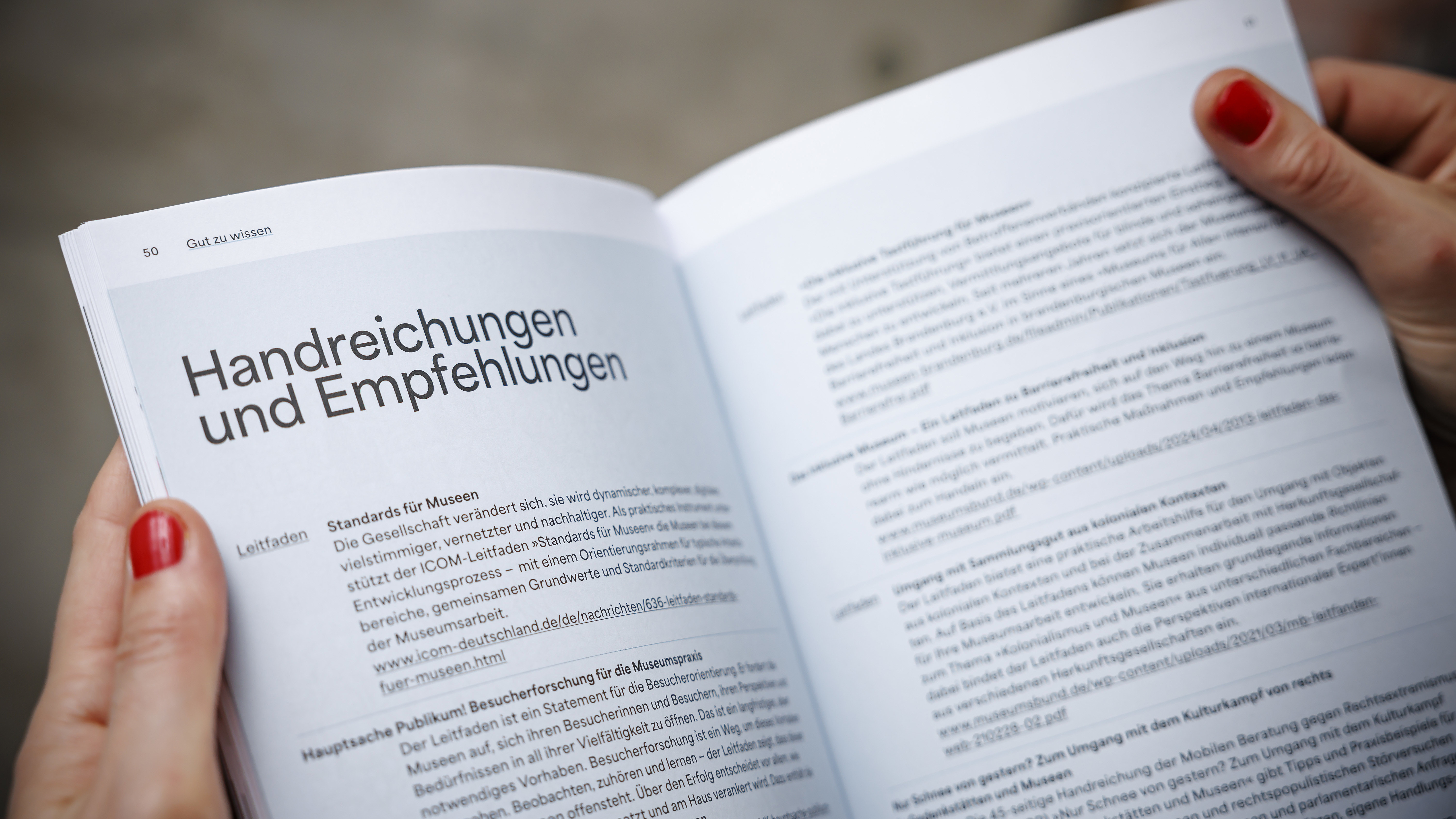Fotografie eines aufgeschlagenen Rundbriefs in Nahaufnahme