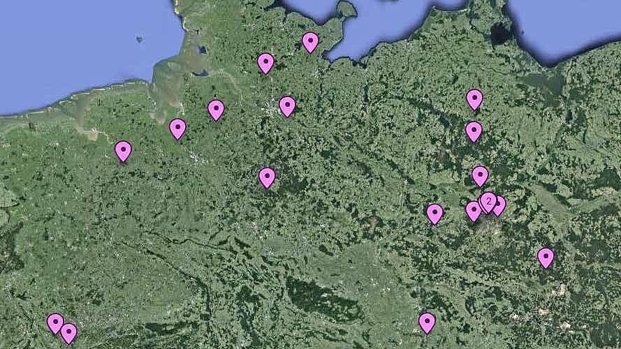 Ausschnitt einer Karte von Deutschland mit grellen Pins an Orten, an denen "Jugend Erinnert"-Projekte durchgeführt wurden.