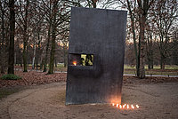 [Translate to Englisch:] Homosexuellen-Denkmal mit Kerzen, Foto: Marko Priske, © Stiftung Denkmal